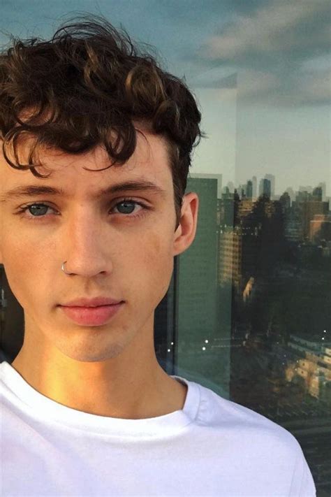 is troye sivan straight.